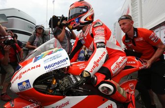 Bradl und Co. müssen bei Blitz und Donner fahren - 
              <p class="artikelinhalt">Stefan Bradl ist für seine erste Trainingsfahrt bereit. </p>
            