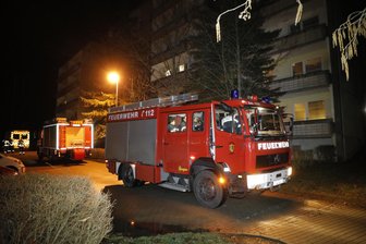 Brände in zwei Wohnblöcken - Polizei ermittelt wegen Brandstiftung - Gegen 23.30 Uhr waren die Einsatzkräfte zu einem Brand in einem Wohnhaus an der Johannes-Dick-Straße alarmiert worden. In einem Fahrzeugschacht war es zu einem Feuer mit Rauchentwicklung gekommen.