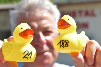 Bräunsdorf feiert 30. Kinder- und Vereinsfest mit Entenrennen, Musik und Tradition - Zum Entenrennen am Samstag gehen rund 300 Enten an den Start.