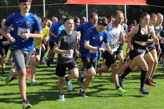 Bräunsdorfer laufen vorn mit - Das Ende schon in Sicht: Start und Ziel beim Bräunsdorfer Wasserturmlauf war wie in den vergangenen Jahren das Striegistalstadion.