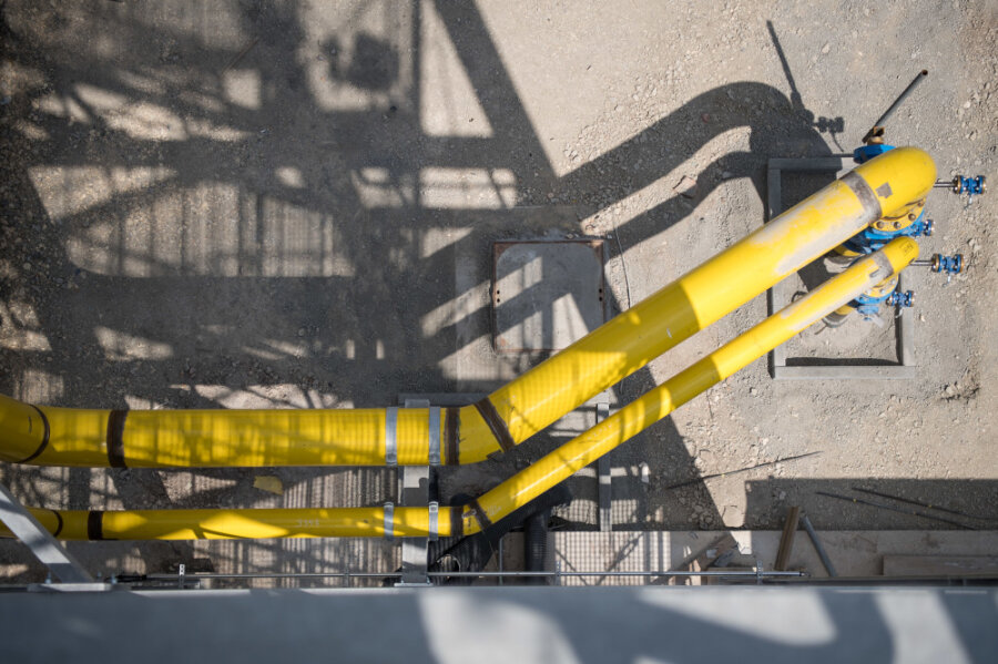 Branchenverband: Gasversorgung für Deutschland gesichert - Eine gelbe Leitung für Erdgas führt über das Gelände des Gaskraftwerkes Gaisburg. Angesichts des Konflikts zwischen Russland und der Ukraine könnten auf Gas-Bezieher der EnBW höhere Preise zukommen.
