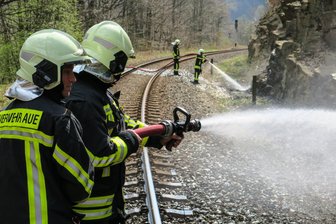 Brand am Bahndamm - Bahnstrecke kurzzeitig gesperrt -