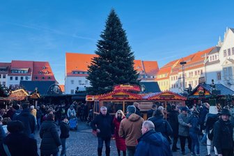 Brand am Christbaum in Freiberg: Was verrät die Videoüberwachung auf dem Christmarkt? - Die Tanne steht noch auf dem Freiberger Christmarkt, auch wenn sie angekokelt wurde.