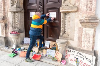 Brand am Rathaus Marienberg - Kinderschuhe als Protest gegen Schulschließungen -