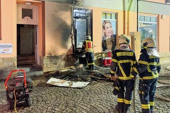 Brand an Auerbacher Parfümerie: Waren Zündler am Werk? - Dieser an der Hauswand der Parfümerie gelagerte Sperrmüll wurde angezündet, ob vorsätzlich oder fahrlässig, etwa durch eine weggeworfene Zigarette, muss ermittelt werden.