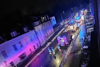 Brand an der B 173 in Freiberg: Polizei und Feuerwehr geben weitere Details bekannt - In der Nacht zum Donnerstag war die Feuerwehr Freiberg auf der Dresdner Straße im Einsatz.
