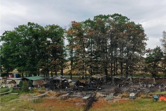 Brand an der Kober: Ermittler grenzen Ausbruchsort des Feuers ein - Das Brand-Areal ist eingezäunt worden. Unklar ist, ob der Erdboden in dem Bereich ausgetauscht werden muss und ob noch zwei Bäume gefällt werden müssen, die das Feuer in Mitleidenschaft gezogen hat.