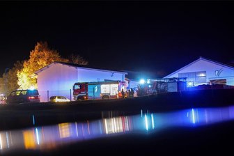 Brand an der Milchviehanlage in Callenberg: Feuerwehr rückt mit rund 40 Einsatzkräften aus - Die Feuerwehr war mit einem Großaufgebot auf dem Gelände an der Waldenburger Straße in Langenchursdorf.