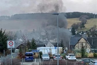 Brand an Wohnhaus in Zschorlau: Schneller Einsatz der Feuerwehr verhindert größeren Schaden - Beim Brand am 17. Februar an der August-Bebel-Straße in Zschorlau kam es zu starker Rauchentwicklung, die weithin zu sehen war.