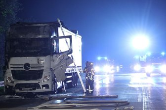 Brand auf Autobahn bei Nossen: Lkw-Motor fängt Feuer - Zahlreiche Feuerwehren waren am Donnerstagabend auf der A 14 im Einsatz.