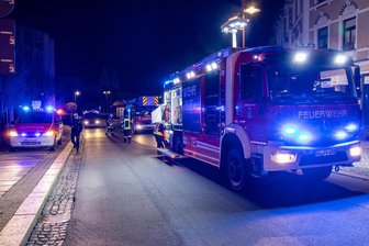 Brand auf Balkon in Aue: Polizei nennt Details zur Ursache - Nächtlicher Feuerwehreinsatz wegen eines Brandes auf einem Balkon am Auer Postplatz.