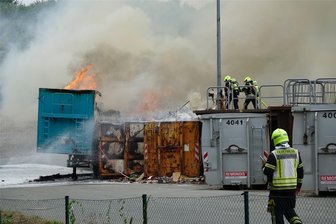 Brand auf Chemnitzer Mülldeponie in Hilbersdorf ausgebrochen – Polizei äußert sich zur Brandursache - Die Feuerwehr bekämpft den Brand auf der Mülldeponie am Weißen Weg.