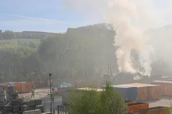 Brand auf Gelände der Landkreisentsorgung Schwarzenberg verraucht ohne Erkenntnisse - Ein Müllhaufen stand am 3. Mai auf dem Gelände der Landkreisentsorgung in Schwarzenberg in Flammen.