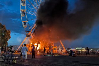 Brand auf dem Highfield-Festival: Paar aus dem Erzgebirge erlebt Ausbruch des Feuers aus nächster Nähe - Das Feuer brach unter dem Riesenrad auf dem Highfield-Festival am Störmthaler See aus. Die Flammen griffen fast sofort auf eine Gondel über, berichtet ein Schwarzenberger, der mit seiner Frau in unmittelbarer Nähe stand.