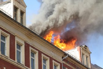 Brand auf dem Sonnenberg: Chemnitzer Feuerwehr im Einsatz - Flammen lodern aus dem Dach des Hauses im Chemnitzer Stadtteil Sonnenberg.