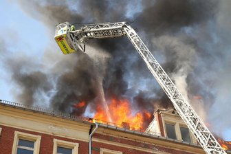 Brand auf dem Sonnenberg: Polizei teilt Ermittlungsergebnisse mit - Das Feuer am Samstagabend zerstörte den Dachstuhl eines leerstehenden Hauses an der Zietenstraße/Sonnenstraße.