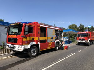 Brand auf der Halde - Verkehrschaos in Zwickau - Die Feuerwehrfahrzeuge mussten an der Straße parken.