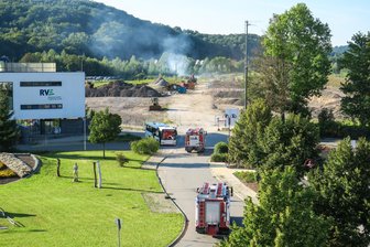 Brand auf ehemaligem Bahngelände in Aue - Auf dem ehemaligen Bahngelände in Aue haben Unterholz und Gestrüpp Feuer gefangen.