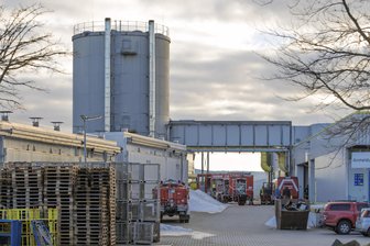 Brand auf Firmengelände im Erzgebirge – Einsatz dauert fast 24 Stunden - Im Spänebunker auf einem Firmengelände in Jöhstadt hat es gebrannt.