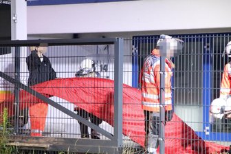 Brand auf Firmengelände in Neukirchen - Einsatzkräfte der Feuerwehr sind am Sonntagabend zu einem Brand auf einem Firmengelände im Neukirchener Ortsteil Adorf ausgerückt.