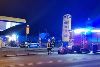 Brand auf Gelände einer Tankstelle - Die Feuerwehr musste am Donnerstag gegen 3.40 Uhr zu einer Tankstelle ausrücken. 