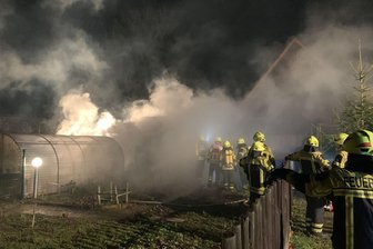 Brand auf Vierseitenhof - Feuerwehr rettet Tiere -