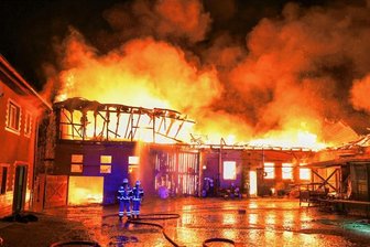 Brand auf Vierseitenhof in Uhlsdorf: Ursache noch immer nicht geklärt - Zur Ursache des Brandes auf dem Vierseitenhof in Uhlsdorf wird weiterermittelt.