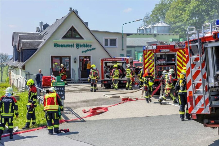 Brand bei Brauerei löst Großeinsatz im Erzgebirge aus - Ein Großaufgebot an Einsatzkräften ist am Donnerstagnachmittag zu einem Brand bei der Brauerei Fiedler in Oberscheibe gerufen worden. 