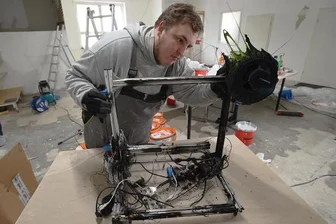 Brand bei Fablab: Rückschlag für Mitmach-Werkstatt - ablab-Gründer Daniel Tauscher mit den Überresten des 3D-Druckers. Die Werkstatt steht leer und muss neu renoviert werden.
