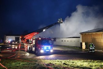 Brand einer Lagerhalle in Langenau - mehrere hunderttausend Euro Schaden - Die Feuerwehr bei den Löscharbeiten an einer Lagerhalle in Langenau.