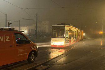 Brand einer Straßenbahn in Zwickau: Verkehrsbetriebe stehen vor einem Rätsel - Die beschädigte Straßenbahn im SVZ-Betriebshof an der Schlachthofstraße.