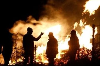 Brand entpuppt sich als Lagerfeuer - Am Feuer gab es offenbar Diskussionsbedarf. 