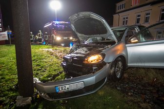 Brand-Erbisdorf: Auto kracht gegen Betonmast - Ein VW krachte am Sonntag in Brand-Erbisdorf gegen einen Betonmast.