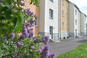 Brand-Erbisdorf: Bürger fordern mehr Transparenz bei Flüchtlingsaufnahme - In das Mehrfamilienhaus in der Fabrikstraße 2-4 in Brand-Erbisdorf könnten etwa im Sommer Flüchtlingsfamilien einziehen. Im Bild der Eingangsbereich auf der hinteren Seite.