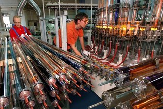 Brand-Erbisdorf: Narva Lichtquellen will 250 Jobs abbauen - Die Stimmung unter den Narva-Mitarbeitern ist schlecht - 250 Arbeitsplätze sollen gestrichen werden. Das Foto zeigt die Fertigung von Vakuumröhren für Solarenergie.