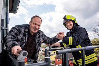 Brand-Erbisdorf: OB Antonow mit der Drehleiter aus dem Rathaus geholt - Oberbürgermeister Martin Antonow steigt aus dem Rathausfenster zu Feuerwehrmann Florian Uhlig in den Personenkorb des Drehleiterfahrzeuges.