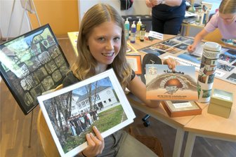 Brand-Erbisdorf: Oberschule im absoluten Bergbaufieber - Helena aus der Klasse 8a von der Oberschule Brand-Erbisdorf hält die Broschüre Teil 1 in den Händen. Es wird schon an Teil 2 gearbeitet.