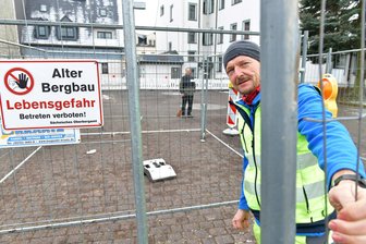 Brand-Erbisdorf: Plötzlich fehlen drei Pflastersteine - und ein Parkplatz muss über Monate gesperrt werden - Ein kleiner, aber nicht ungefährlicher Tagebruch hat sich hinter dem Rathaus von Brand-Erbisdorf aufgetan. Bauhofmitarbeiter Uwe Kunath hat ihn entdeckt und mit einer Platte abgedeckt und umzäunt.