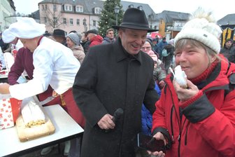 Brand-Erbisdorf schneidet den Riesenstollen an - Anett Böhme aus St. Michaelis, hier mit OB Martin Antonow, ergatterte das erste Stück des Riesenstollens.
