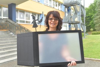 Brand-Erbisdorf: Schulleiterin setzt sich für Schüler mit Beeinträchtigungen ein - Ute Schnabel leitet das Förderzentrum „Clemens Winkler“ im Brand- Erbisdorfer Ortsteil St. Michaelis. Im Bild mit dem Schattentheater. Nächstes Jahr will sie den Zauberlehrling mit ihrer sechsten Klasse aufführen.