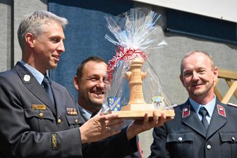 Brand-Erbisdorf und Dillingen: Eine Partnerschaft ohne Grenzen - Markus Pfeifer überreicht ein mit Pfeffer gefülltes Hydranten-Modell, das als Gewürzmühle dienen kann.