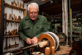 Brand-Erbisdorf: Womit ein Holzdrechsler Ostern noch schöner macht - In seiner großen Werkstatt arbeitet der Holzdrechsler Dietmar Merkel aus Brand-Erbisdorf nur zu gern.