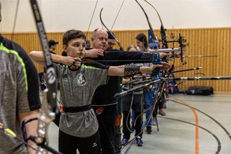 Brand-Erbisdorfer Schützen treffen voll ins Gelbe - „Familientraining“ der Brander Bogenschützen: Der 12-jährige Vinzent Korella (vorn) wiederholte bei den Landesmeisterschaften in Annaberg seinen Vorjahreserfolg. Mit einem Gesamtergebnis von 428 Punkten erkämpfte er bei den Schülern die Silbermedaille.
