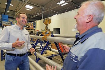 Brand-Erbisdorfer Spezialist für Nichteisen-Metalle sieht steigende Nachfrage - Jens Steinbach, Werkleiter der GfE Fremat in Brand-Erbisdorf (links), im Gespräch mit Bert Kaiser, Meister in der Abteilung Thermisches Spritzen.