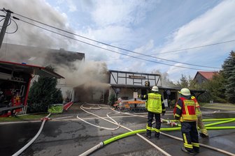 Brand: Feuerwehren rücken nach Langhennersdorf aus - Ein Brand in Langhennersdorf rief mehrere Feuerwehren auf den Plan.