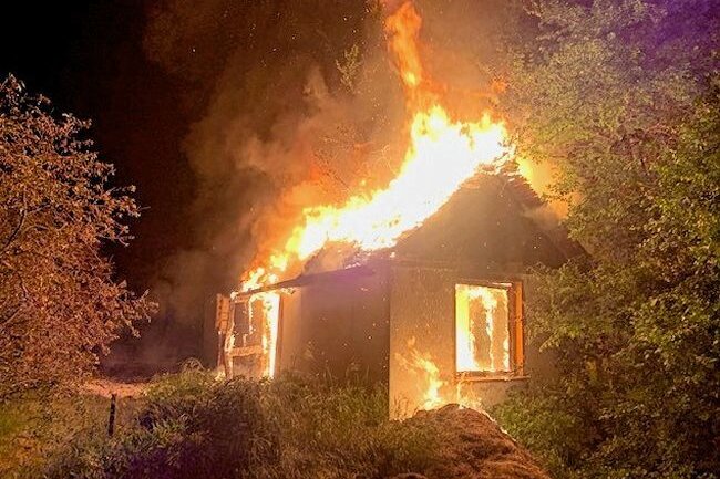 Brand: Gartenhaus vollständig zerstört - In Reichenbach hat am Mittwochabend eine Gartenlaube gebrannt.