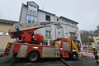 Brand im betreuten Wohnen in Planitz: Bewohner müssen evakuiert werden - Sachschaden wird auf 60.000 Euro geschätzt - Die Feuerwehrleute fuhren unter anderem mit der Drehleiter zum Einsatzort.