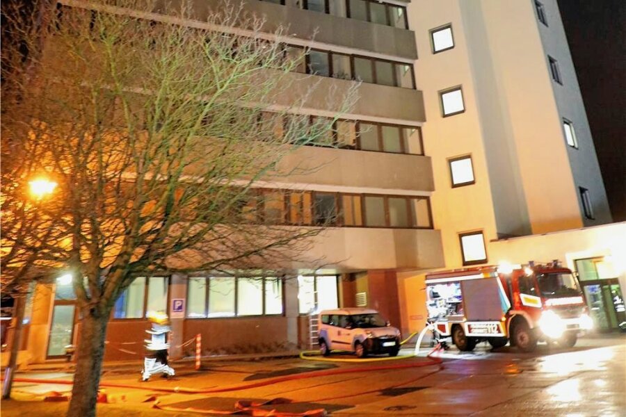 Brand im Chemnitzer Heckert-Hochhaus: Unternehmer muss ins Gefängnis - Für die Feuerwehr war es ein kräftezehrender Einsatz: Weil die Fahrstühle ausfielen, mussten die Einsatzkräfte Schlauch und Gerätschaften zu Fuß in den zwölften Stock schaffen. 