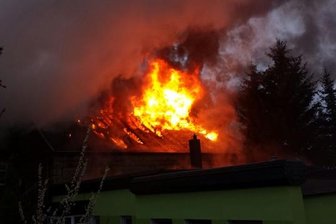 Brand im ehemaligen Kulturhaus in Wildenfels - Zwei Feuerwehrleute verletzt - In Wildenfels stand der Dachstuhl des ehemaligen Kulturhauses in Flammen.