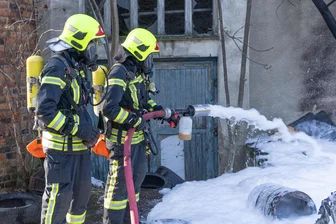 Brand im Erzgebirge: Altreifen stehen in Flammen - Nachdem der Brand in Annaberg gelöscht wurde, deckten die Kameraden die Altreifen mit Schaum ab.